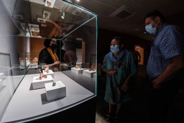 LA CUEVA PINTADA PROPONE UNA VISITA TEMÁTICA POR EL YACIMIENTO DE LA MANO DE LA RESTAURADORA PATRICIA PRIETO PARA MOSTRAR SU TRABAJO DIARIO