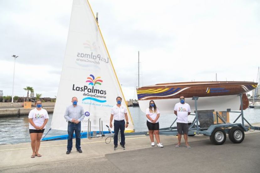 La ciudad se promociona en la Península con un bote de vela latina canaria