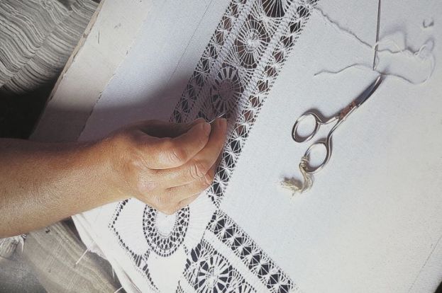 EL CABILDO ORGANIZA TRES VISITAS GUIADAS PARA DESCUBRIR EL TRABAJO DE LAS CALADORAS DE INGENIO