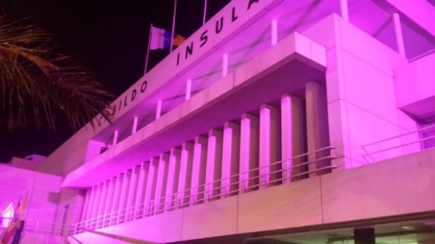 El Cabildo de Gran Canaria se enciende contra el c&aacute;ncer de mama y en apoyo a la detecci&oacute;n precoz para su curaci&oacute;n