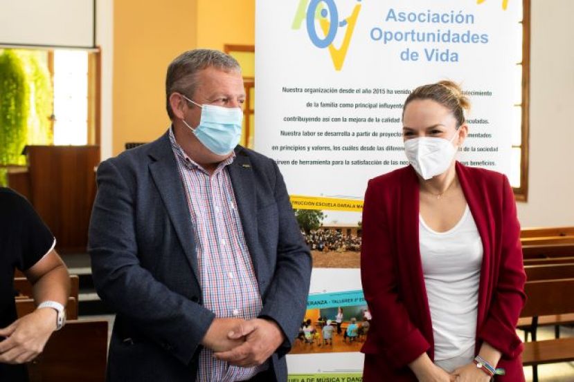 La consejera Noem&iacute; Santana, visita la asociaci&oacute;n Oportunidades de Vida