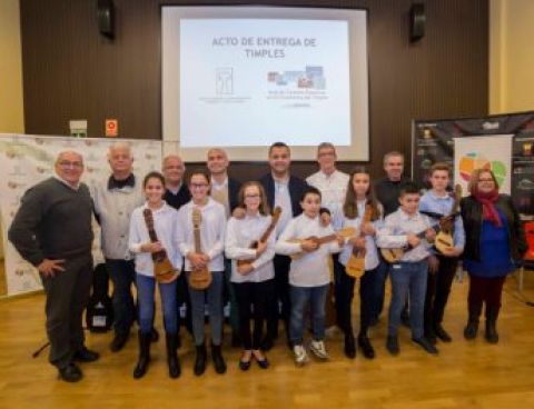 La Mancomunidad del Norte dona 15 Timples para Centros Educativos del Norte