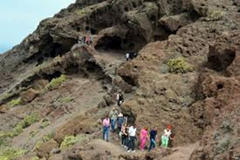Trabajos de saneamiento en la zona de la Cueva de Los Canarios en el Confital
