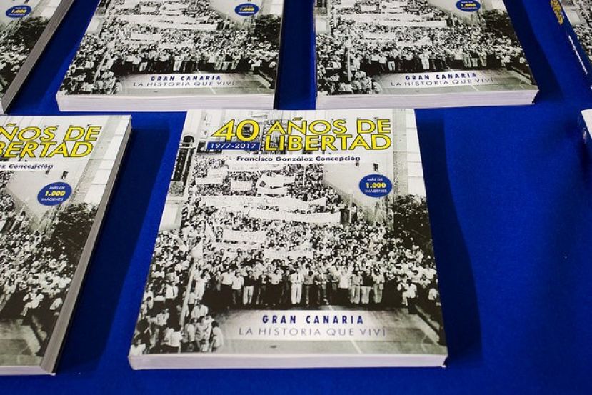 Los testigos de las vivencias recogidas en &rsquo;40 a&ntilde;os de libertad&rsquo; arropan la presentaci&oacute;n del libro gr&aacute;fico de Paco Gonz&aacute;lez Concepci&oacute;n