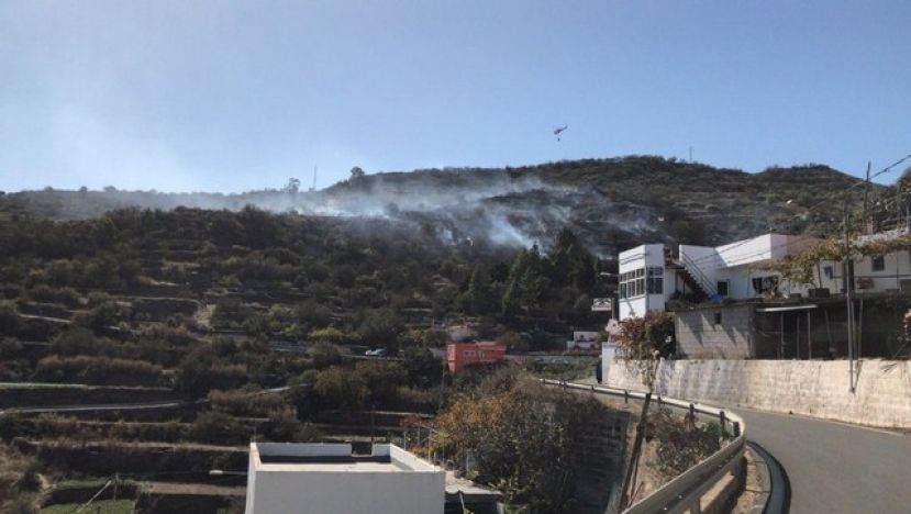 Medios a&eacute;reos y terrestres controlan el fuego declarado en Cazadores