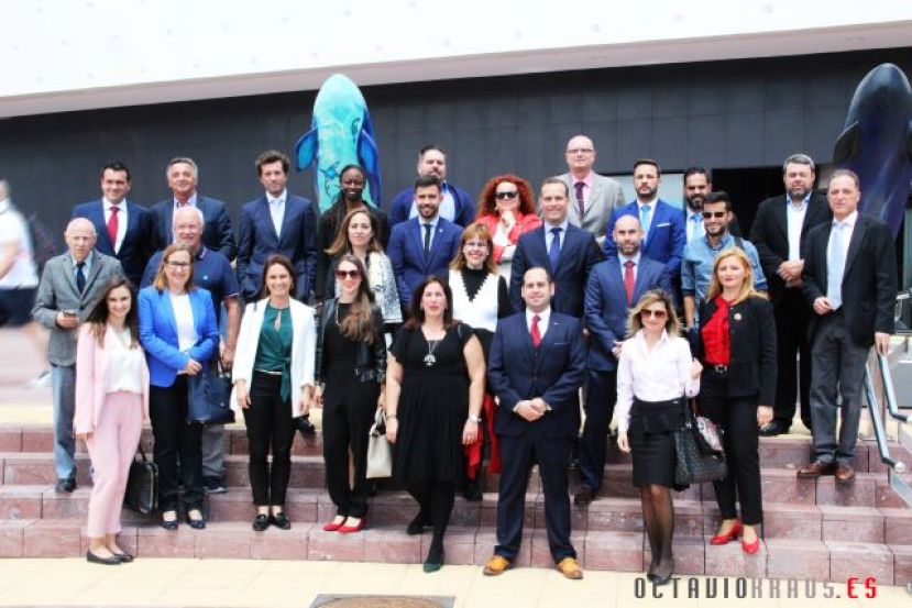 La Asociación de Jóvenes Empresarios del Atlántico visita el Acuario Poema del Mar