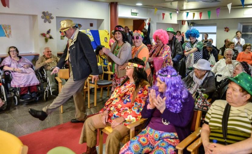 Piratas y hippies desfilaron en el Carnaval del Centro sociosanitario El Pino