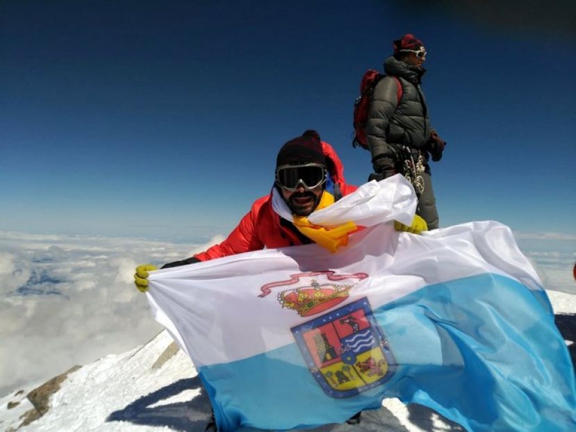 El gu&iacute;ense Zebensu&iacute; D&iacute;az corona el Monte Elbr&uacute;s ruso portando la bandera de Gu&iacute;a
