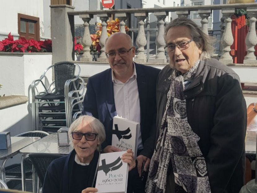 Chano Sosa improvisa la presentaci&oacute;n de su nuevo libro en un encuentro fortuito con el presidente del Cabildo y Pepe D&aacute;maso, autor de la portada