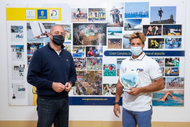 Francisco Castellano recibe a Ángel Granda, seleccionado por la Real Federación de Vela para los Juegos Olímpicos de Tokio 2021
