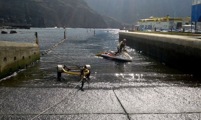 Rescate Delta de Agaete act&uacute;a para ayudar a dos practicantes de tablas de remar