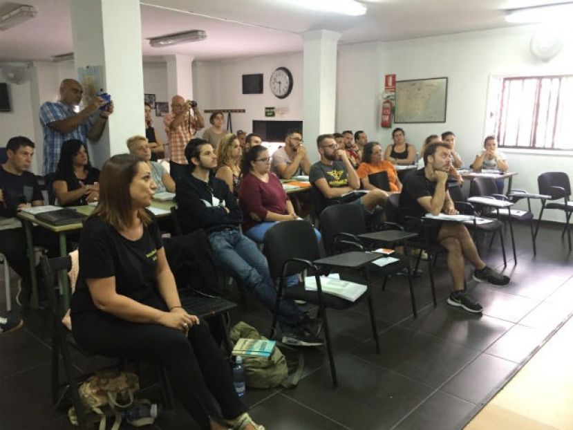 Personas con discapacidad auditiva recibe un curso de productos fitosanitarios