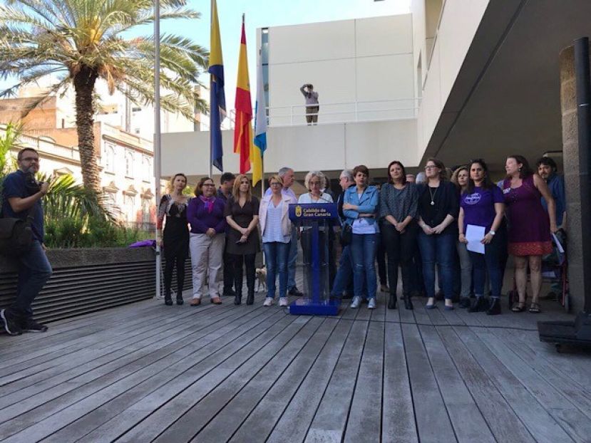 El Cabildo apoya la huelga feminista con una multitudinaria concentraci&oacute;n