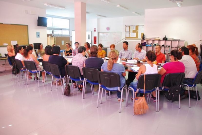 Mog&aacute;n: La comunidad educativa conoce el programa de absentismo escolar