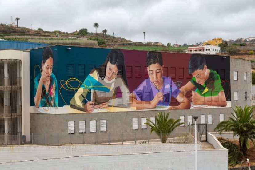 El IES Guía inaugura un mural de arte urbano en su fachada en su 70 aniversario