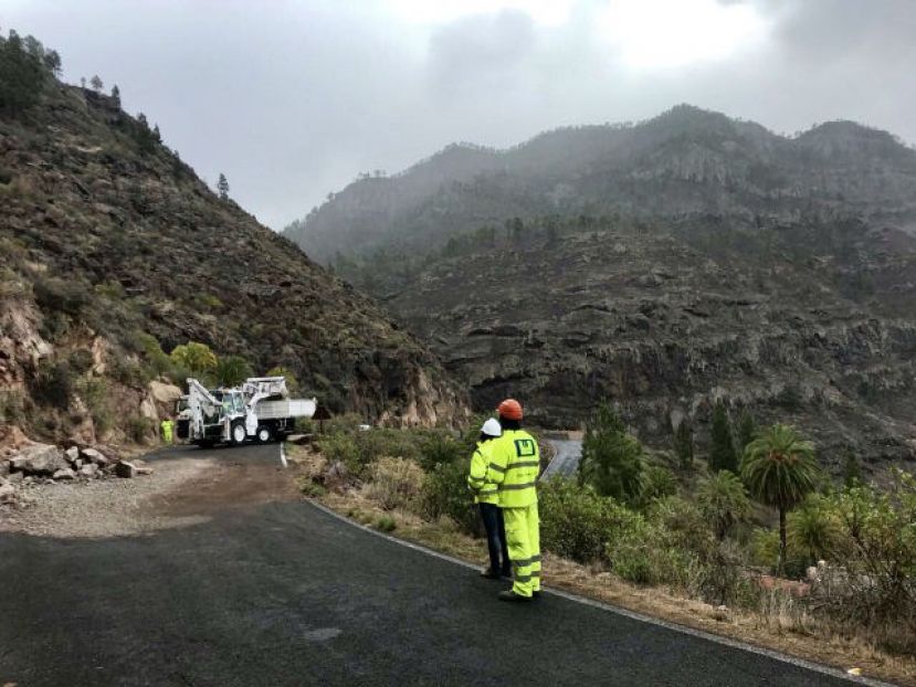 El Cabildo reabre la carretera de Las Ni&ntilde;as tras retirar las piedras y reparar los da&ntilde;os del derrumbe de este domingo