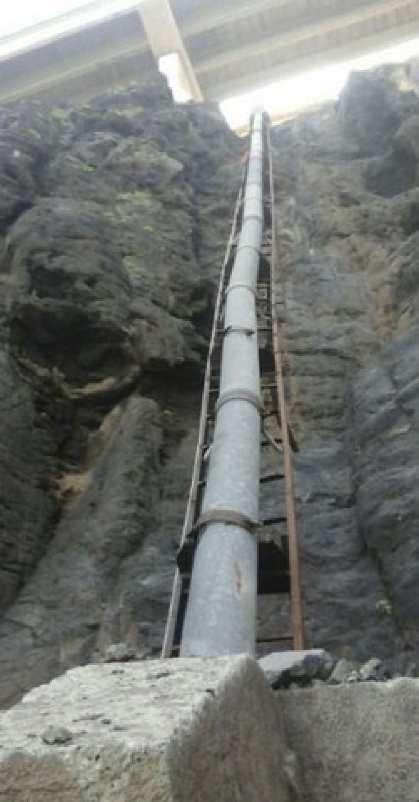 El Cabildo licita la sustituci&oacute;n de la conducci&oacute;n de agua del Puente de Silva, en un acantilado de 70 metros, por 500.000 euros