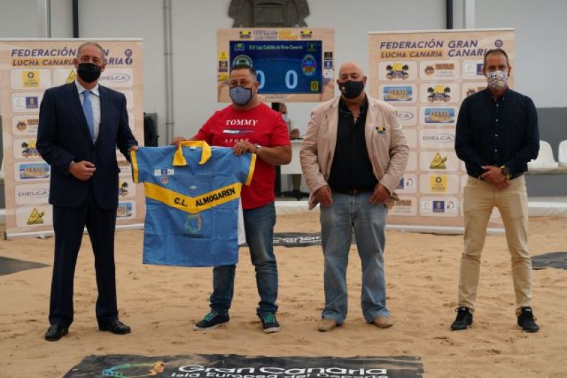 Los clubes de GC de lucha canaria reciben video-marcadores y nueva ropa de brega