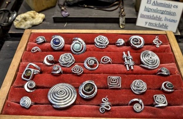 Miniaturas, cer&aacute;mica, herrer&iacute;a, vidrier&iacute;a y joyas en la feria Gran Canaria Me Gusta