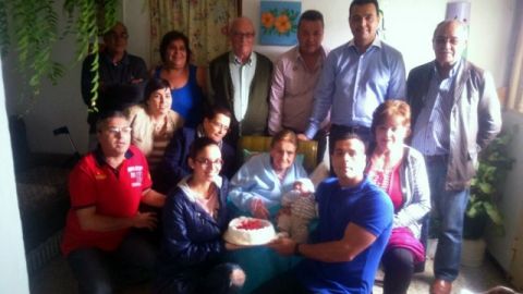 Guía: La abuela Carmen Santiago Castellano, acaba de cumplir los 102 años de edad