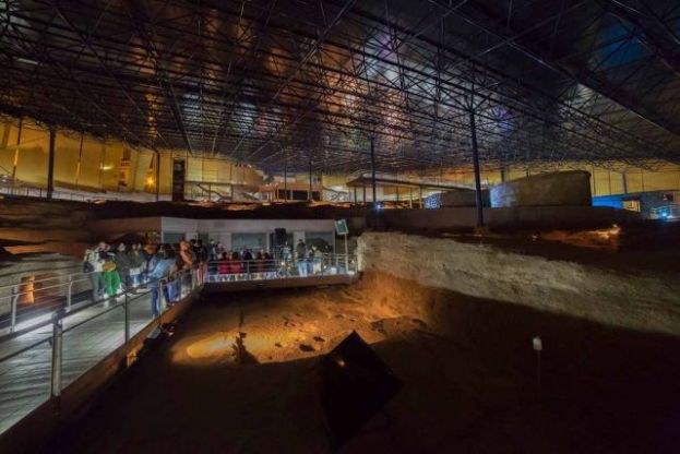 CUEVA PINTADA RETOMA LAS VISITAS NOCTURNAS AL YACIMIENTO CON LA MÚSICA EN DIRECTO DE CARAVANSAR TRÍO