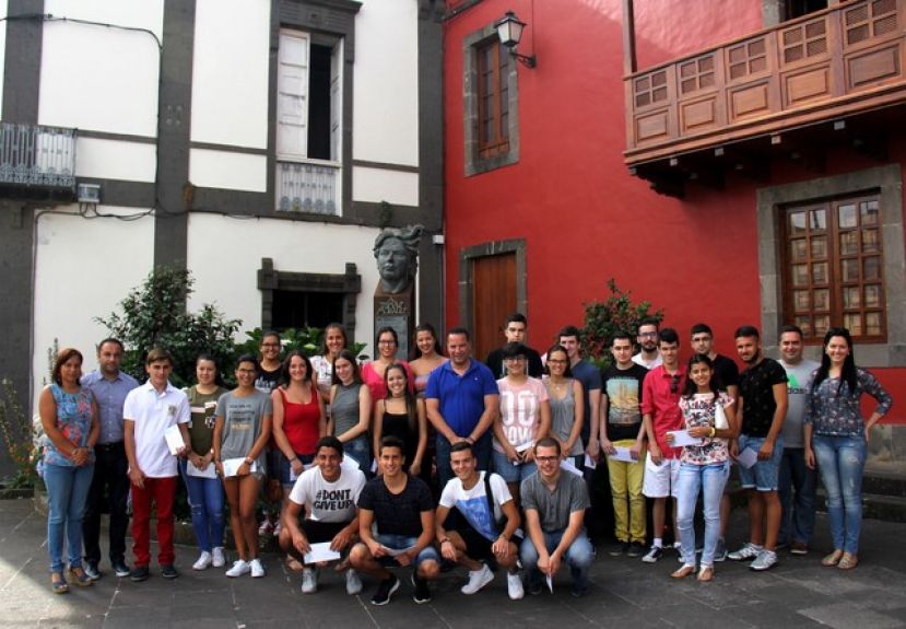 El Ayuntamiento de Moya premia a los estudiantes que superaron la PAU