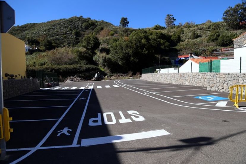El Ayuntamiento de Valleseco ha pintado el aparcamiento de la zona deportiva