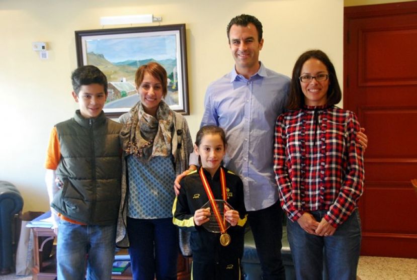 Mogán reconoce el mérito deportivo de la gimnasta María Villalobos