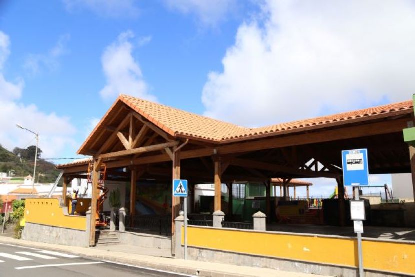 Valleseco: Renovación de los canalones y las bajantes de la plaza de Lanzarote