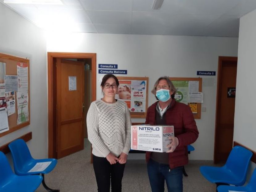 Entrega de guantes a los comercios de Valleseco