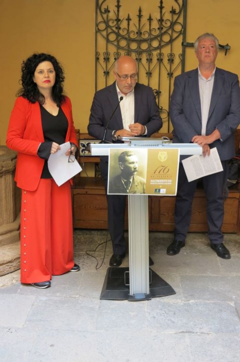 CIENTOS DE PERSONAS LEEN TEXTOS DE GALD&Oacute;S PARA CELEBRAR EL 176&ordm; ANIVERSARIO DE SU NACIMIENTO