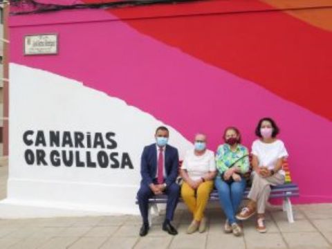 Canarias exhibe su orgullo con un mural homenaje al transformista Xayo