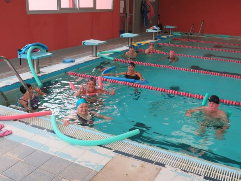 Los mayores encuentran salud y amistad en las piscinas municipales de Gu&iacute;a