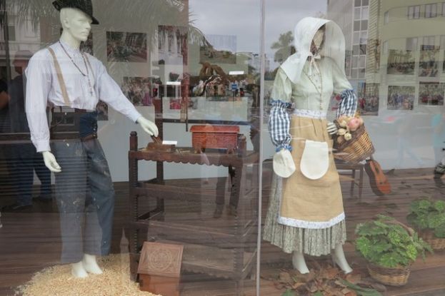 SE CLAUSURA EL ESCAPARATE TRADICIONAL DEL CABILDO QUE MUESTRA TRECE TRAJES ANTIGUOS DEL SIGLO XVIII HASTA PRINCIPIOS DEL XX