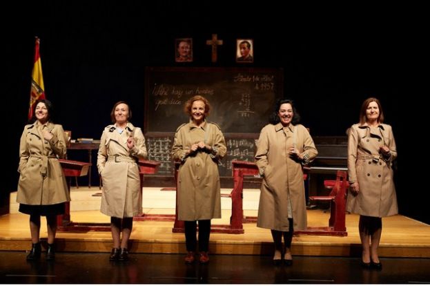 Sarc&aacute;stico viaje a la secci&oacute;n femenina de la escuela nacional-cat&oacute;lica