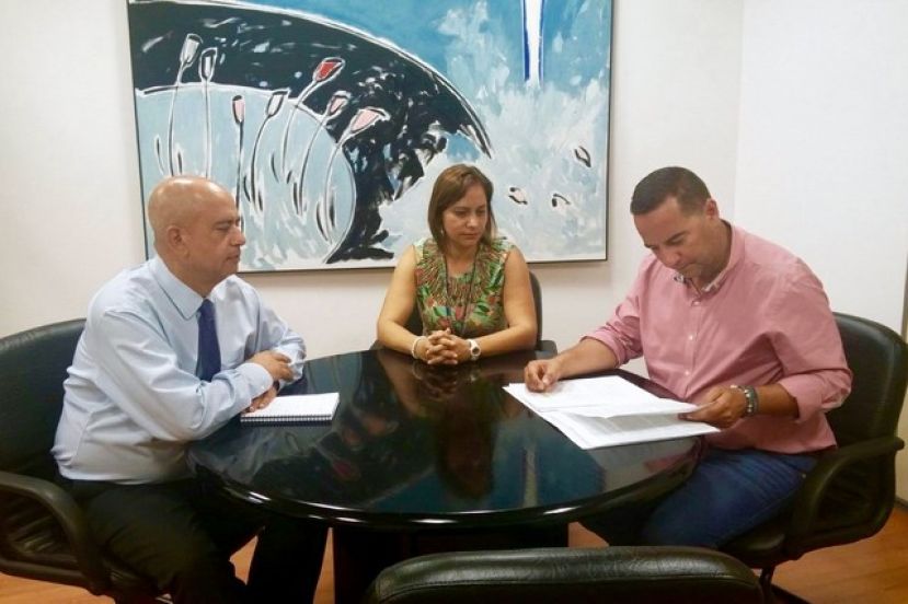 Moya y la Consejer&iacute;a de Educaci&oacute;n abordan la apertura del polideportivo