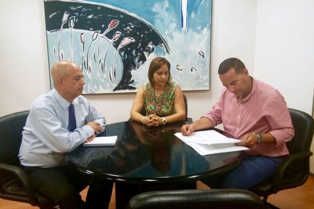 Moya y la Consejer&iacute;a de Educaci&oacute;n abordan la apertura del polideportivo