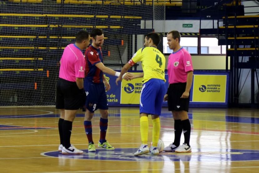 F&uacute;tbol Sala: Dura derrota por 1-10 en el partido inaugural para el Gran Canaria