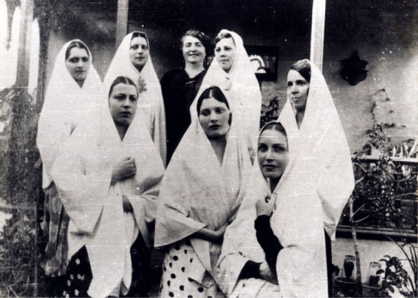 La procesi&oacute;n de Viernes Santo se viste de blanco con la tradicional mantilla canaria