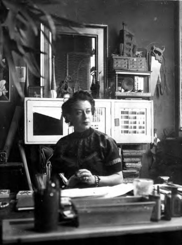 La profesora &Aacute;ngeles Alem&aacute;n, imparte una conferencia sobre Maud Westerdahl