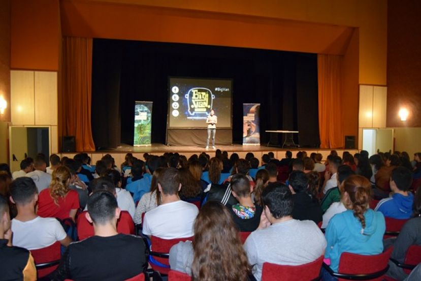 G&aacute;ldar: 400 j&oacute;venes disfrutaron de la ciencia contada con humor por  &ldquo;Big Van&rdquo;