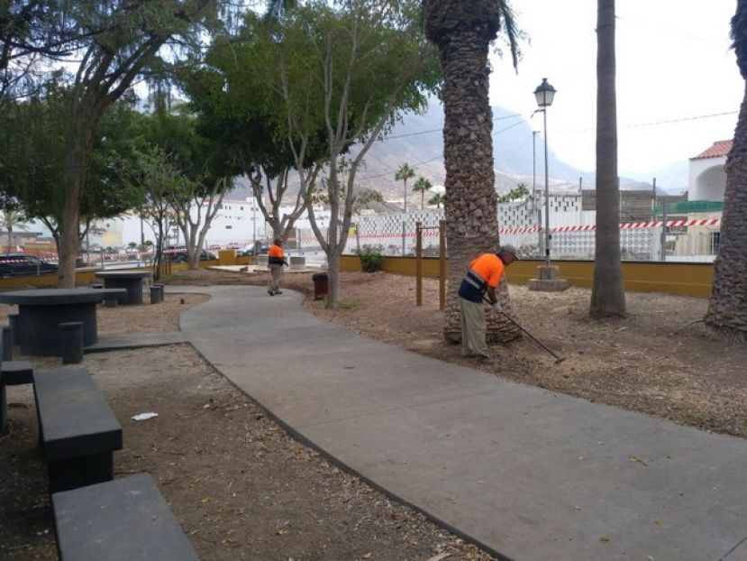 La Aldea: Comienza el ajardinamiento de una zona de la Plaza del PDC