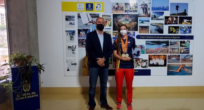 Francisco Castellano recibe a Selena Aguilar, subcampeona en 4x400 metros lisos