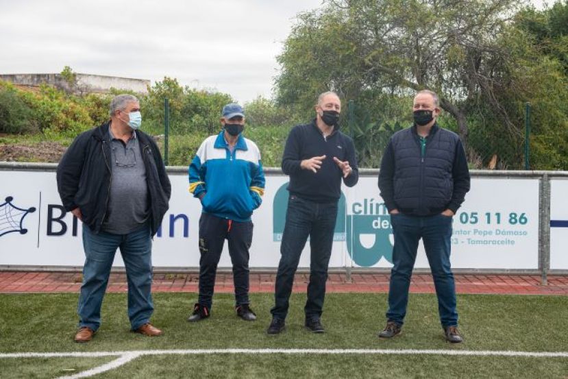 Francisco Castellano visita las obras del estadio Joseph García Umpiérrez en Piletas