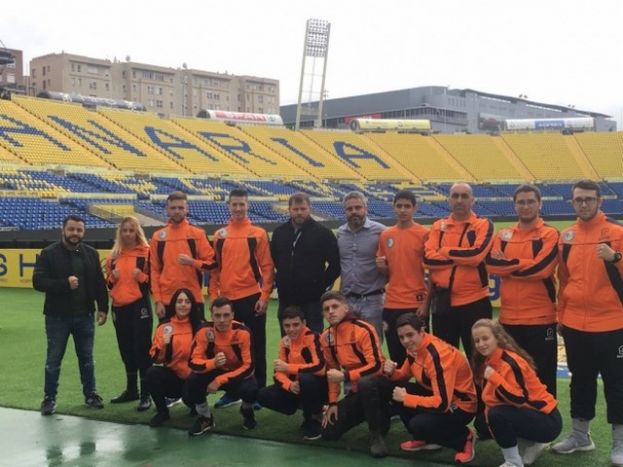 El gerente del IID, Alfredo Gon&ccedil;alves, recibe a los p&uacute;giles canarios que subieron al podio en los Campeonatos de Espa&ntilde;a de Boxeo Amateur