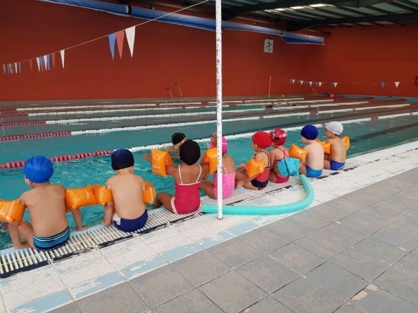 Guía: Un total de 275 escolares participan en la campaña de promoción de natación