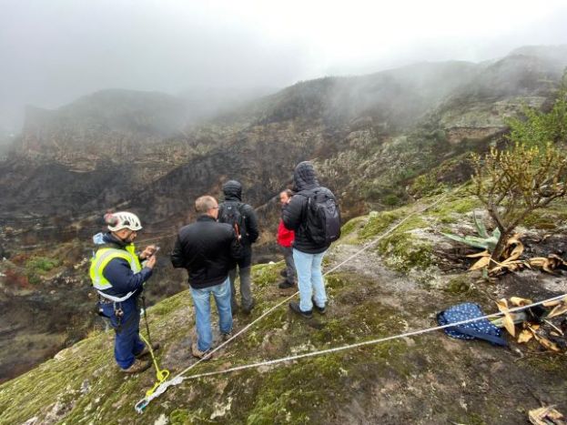 El Cabildo de Gran Canaria act&uacute;a en la cornisa de las cuevas de Risco Ca&iacute;do