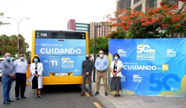 El Hospital Universitario Insular de Gran Canaria conmemora sus 50 años de historia con Guaguas Municipales