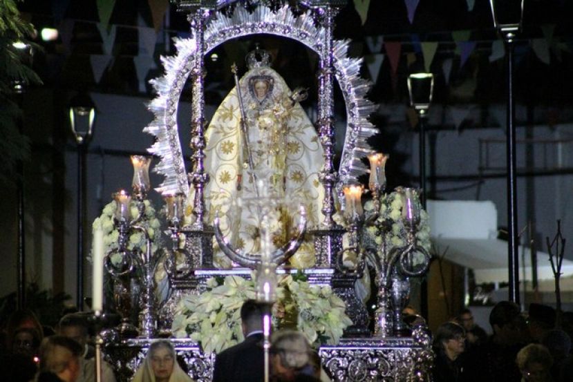 Cientos de feligreses muestran su devoci&oacute;n a la Candelaria de la Villa de Moya