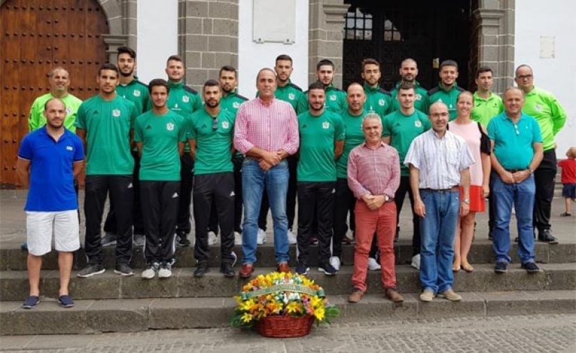 La UD Teror hizo su tradicional ofrenda a la Virgen del Pino